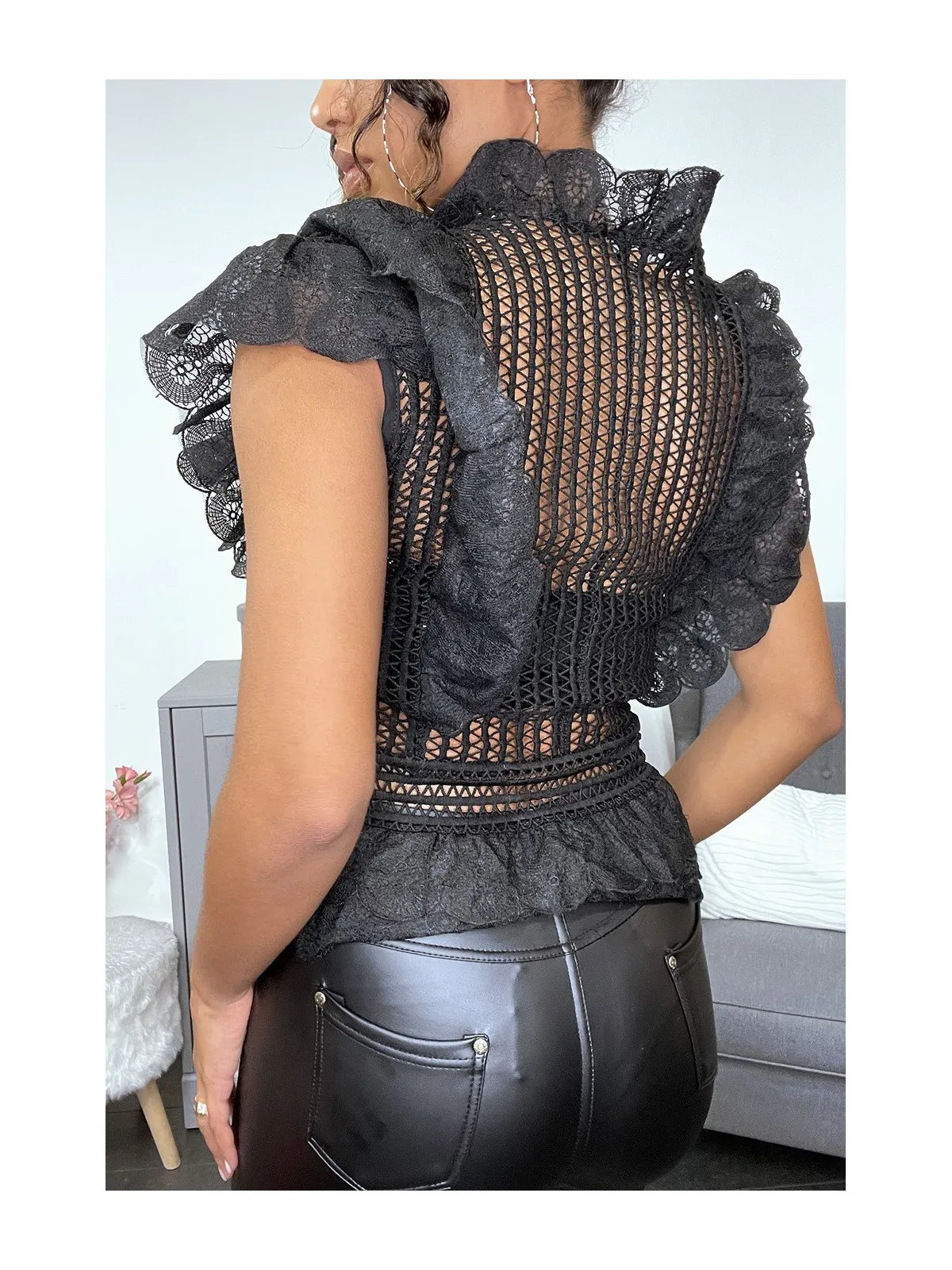 Blouse en dentelle noire avec volants