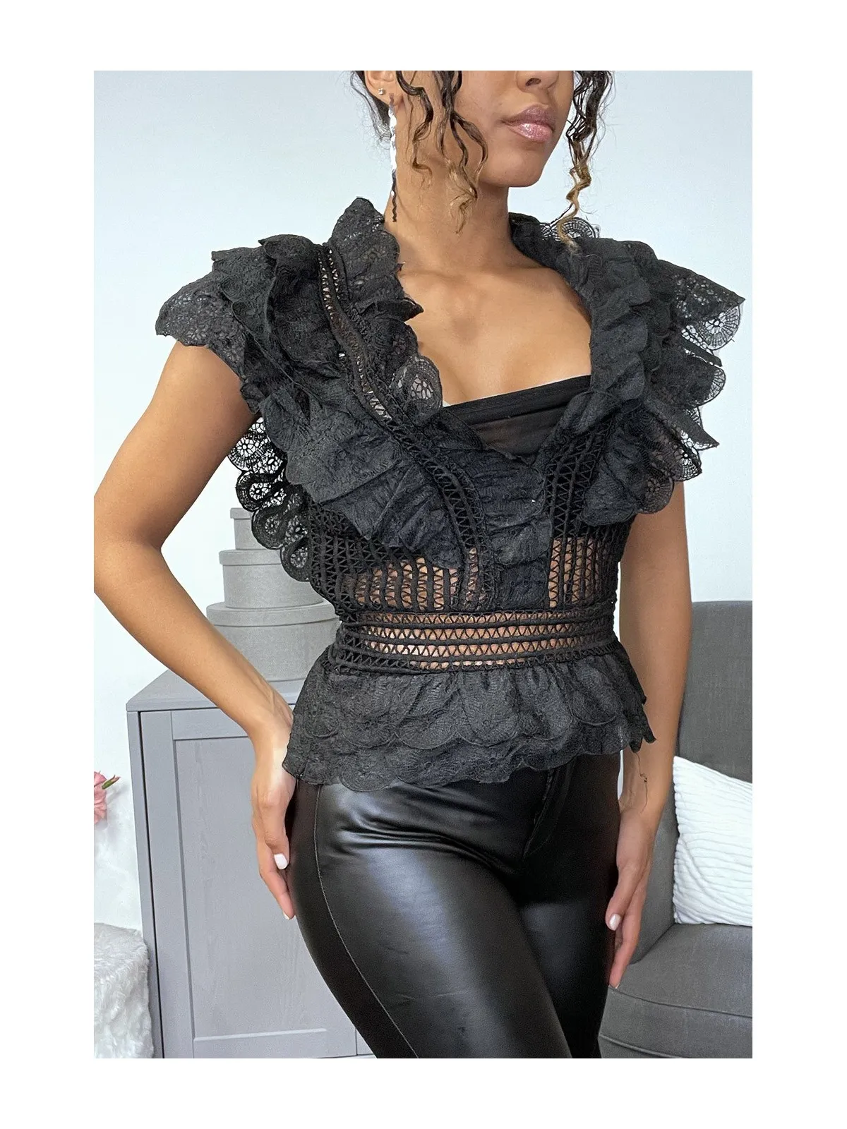 Blouse en dentelle noire avec volants