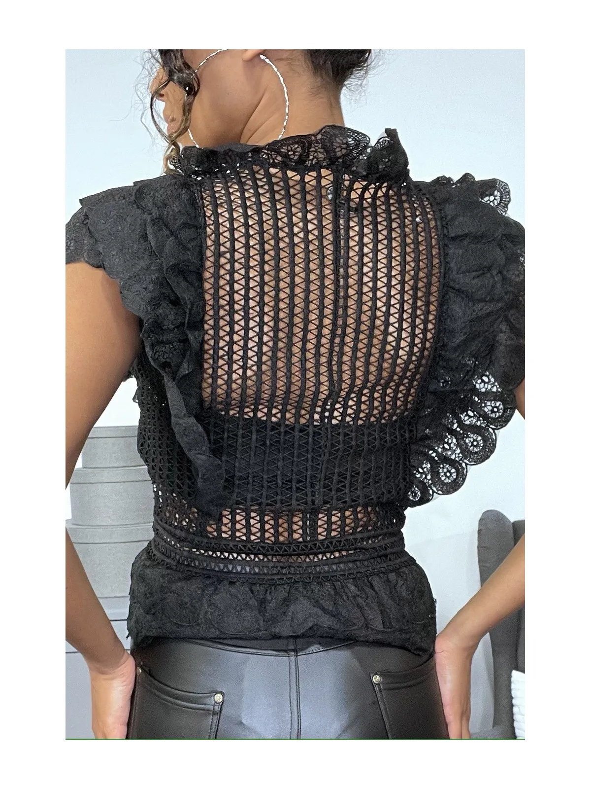 Blouse en dentelle noire avec volants