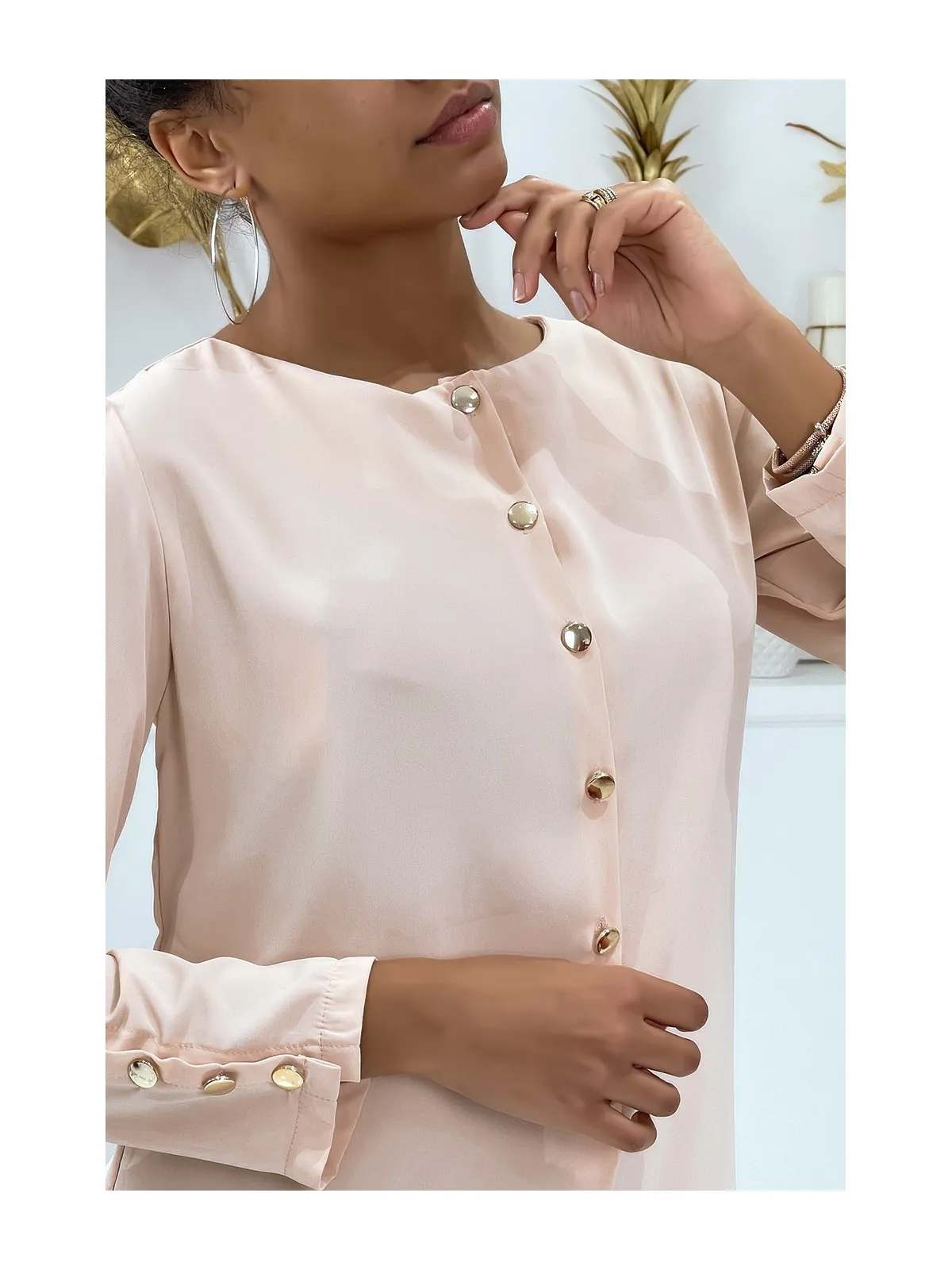 Blouse rose poudrée à boutons dorés