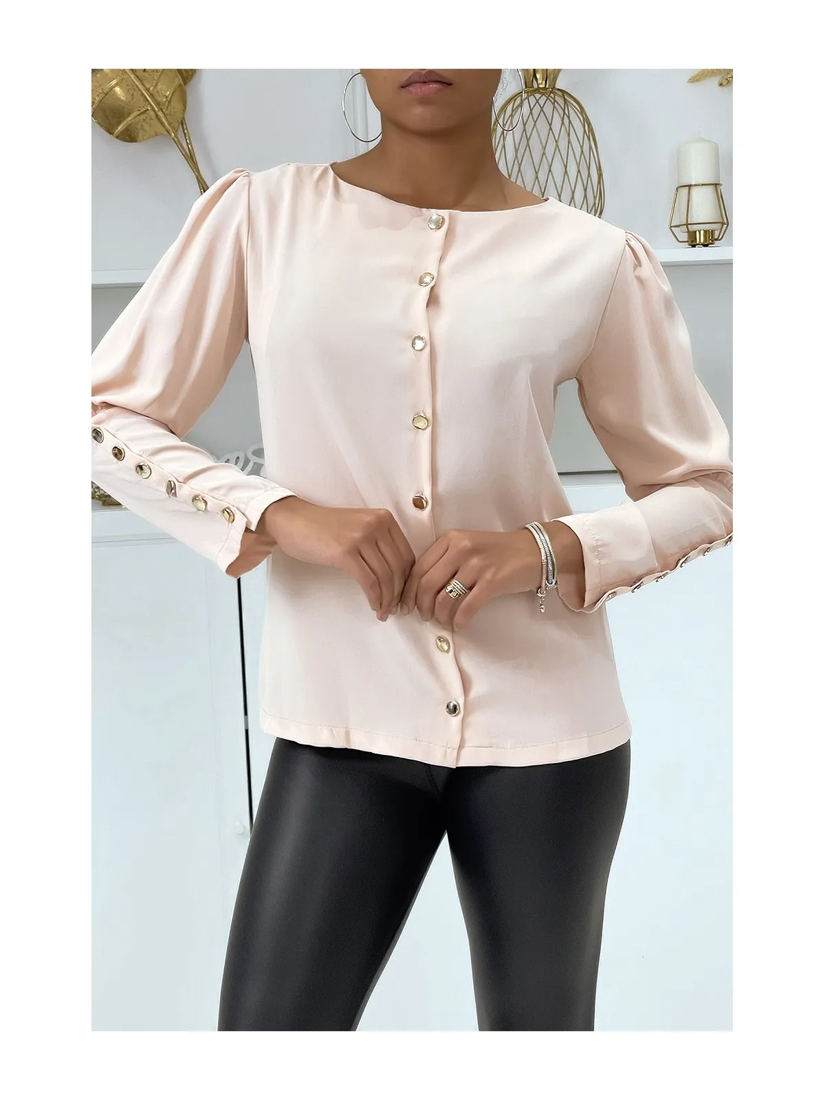 Blouse rose poudrée à boutons dorés