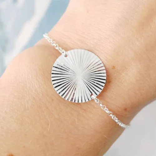 Bracelet fin médaille soleil 20 mm en argent 925 recyclé minimaliste avec chaine ajustable