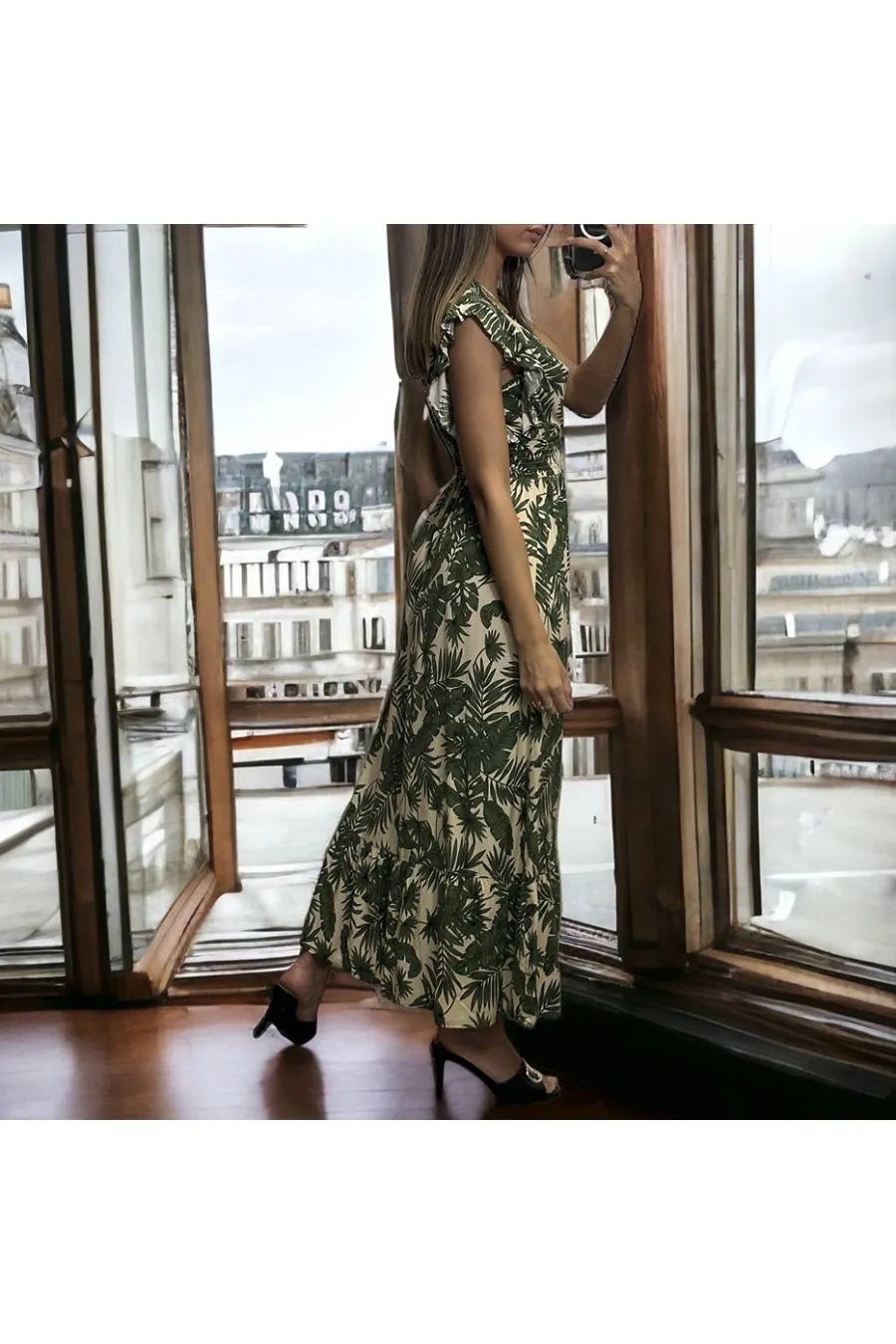 Longue robe motif feuille verte croisé et froncé à la taille