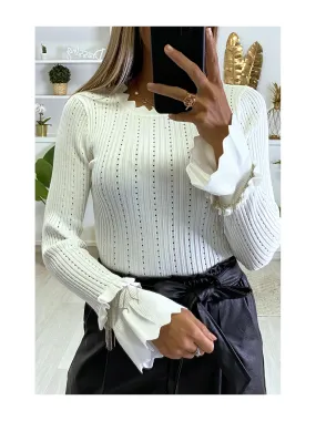 Pull blanc côtelé avec volant et accessoire aux manches