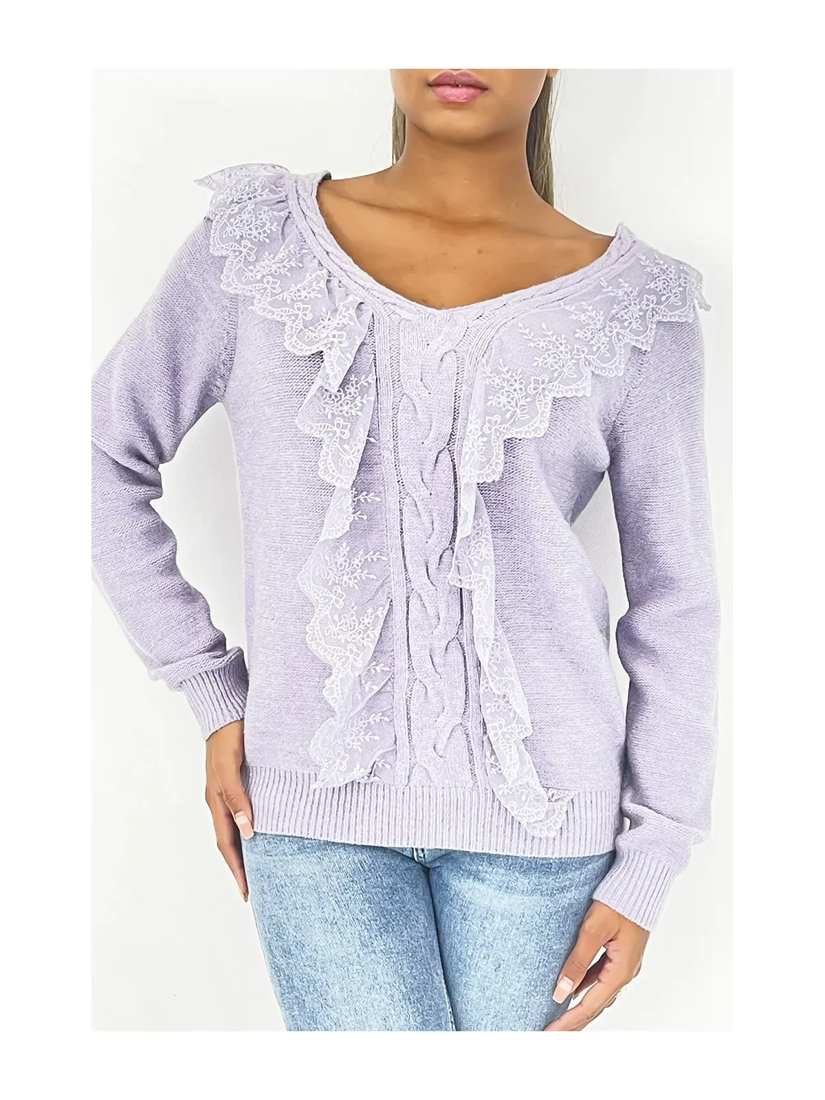 Pull court lilas avec col V en tresse et dentelles qui se déploient tout au centre du haut.