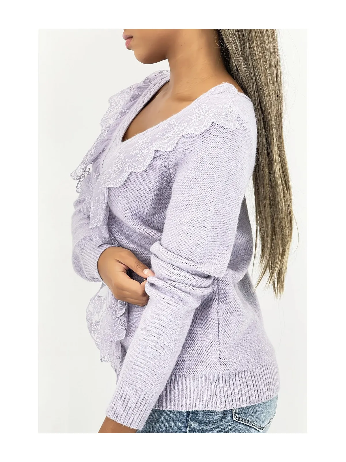 Pull court lilas avec col V en tresse et dentelles qui se déploient tout au centre du haut.