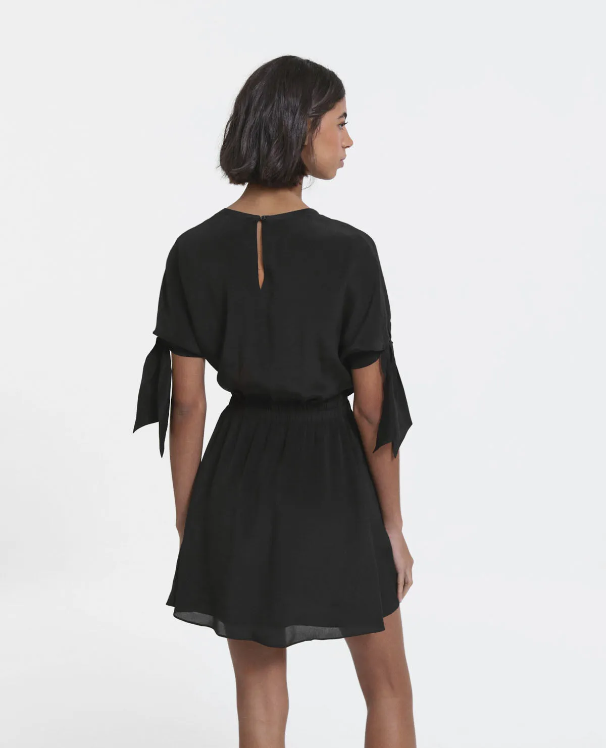 Robe courte noire manches courtes à nœuds