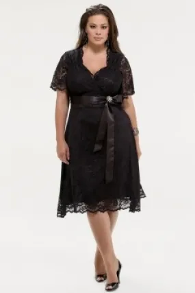 Robe grande taille noire en dentelle col  Queen Anne avec manches courtes