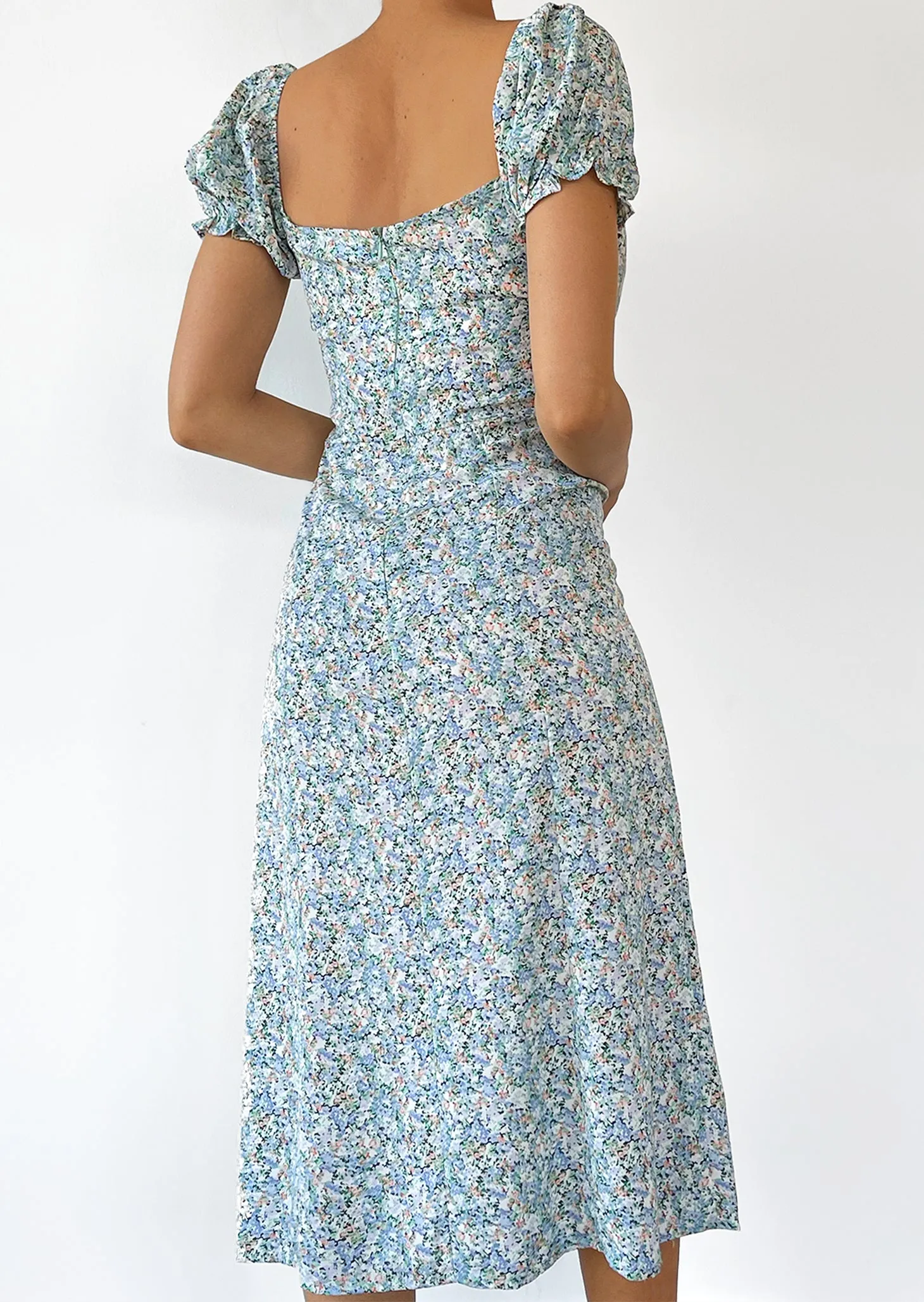 Robe mi-longue fendue bleu fleurie