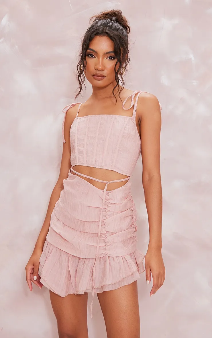 Robe moulante texturée rose à bretelles nouées avec corset et ourlet asymétrique