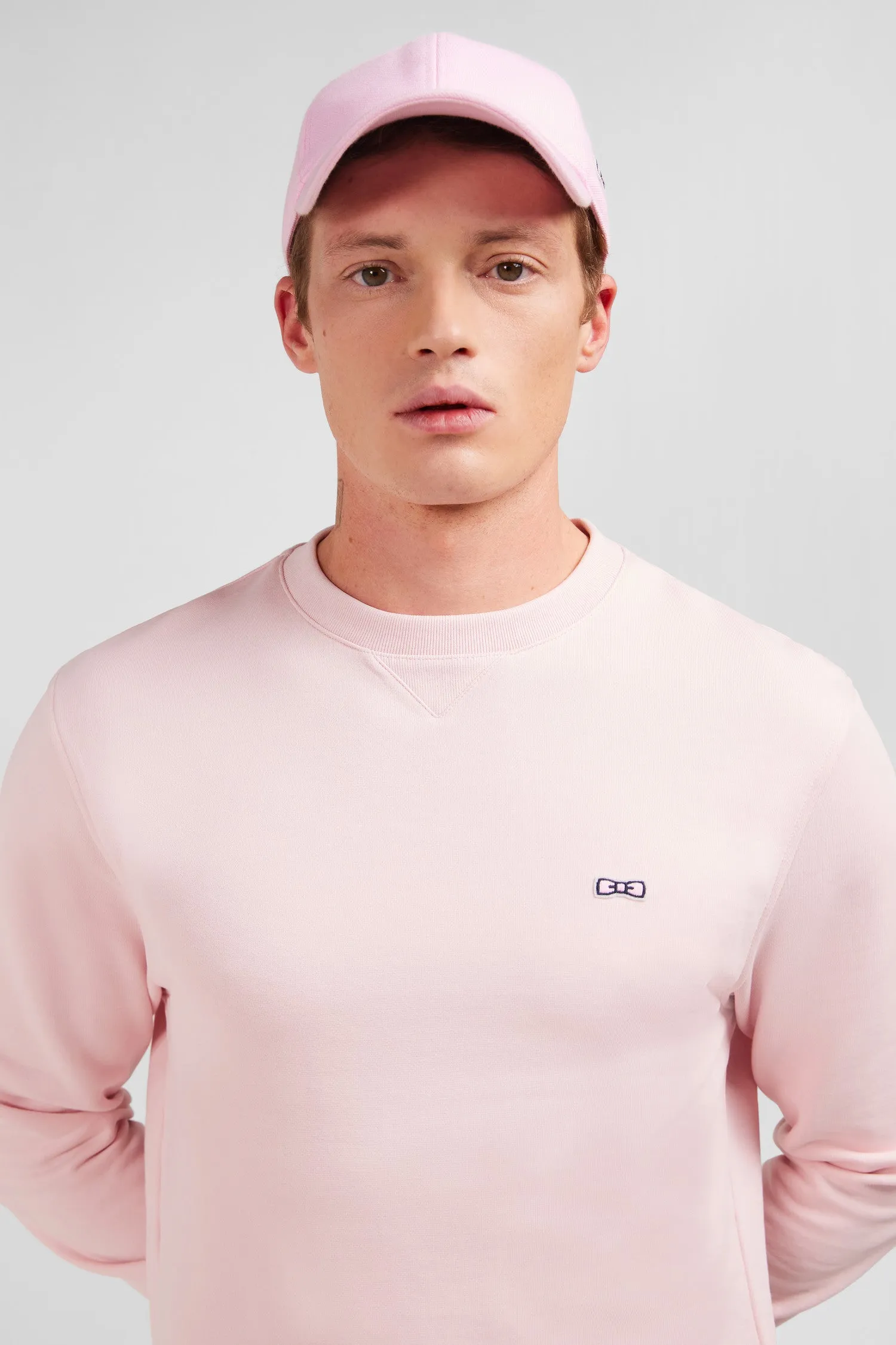 Sweatshirt à col rond en molleton rose emblème nœud papillon