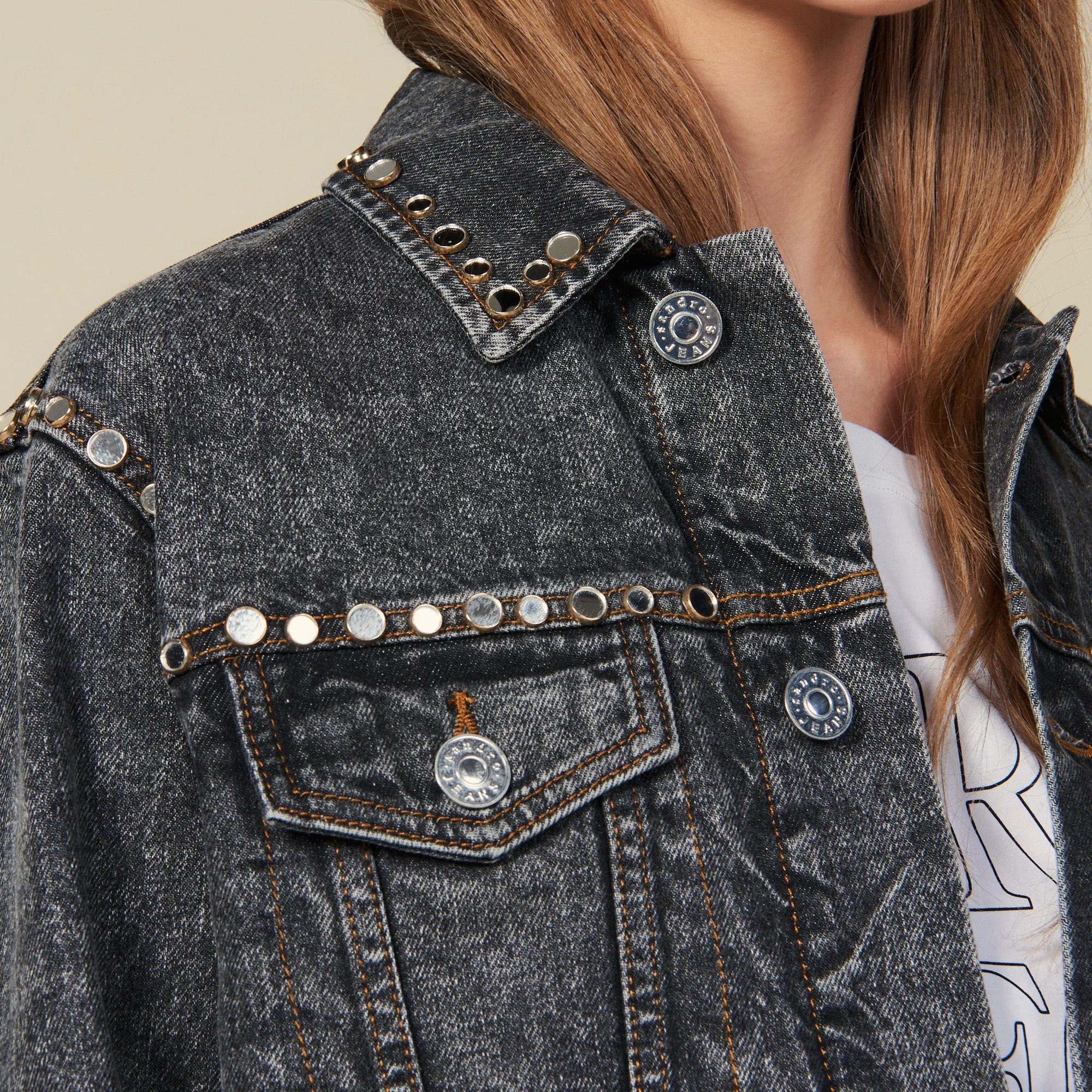 Veste en jean neige ornée de studs